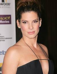 Sandra Bullock elk�lt�z�tt