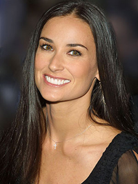 Demi Moore csal�di mozit tervez