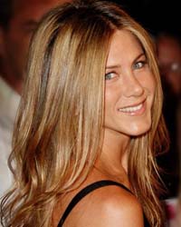 Jennifer Aniston egyre komolyabban randizik