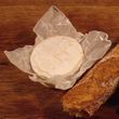 Meleg camembert sajt szarvasgombával, salátával Meleg camembert sajt szarvasgombával, salátával