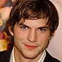Ashton Kutcher l�p Charlie Sheen hely�be a K�t pasi – meg egy kicsiben