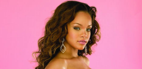 Egyfolyt�ban fogy�zik Rihanna
