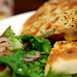 Mozzarella roston színes salátával Mozzarella roston színes salátával