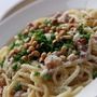 Cukkínis spagetti fenyőmaggal és parmezánnal Cukkínis spagetti fenyőmaggal és parmezánnal