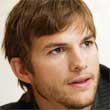 Ashton Kutcher borsot tör exe orra alá Ashton Kutcher borsot tör exe orra alá