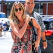 Takargatja a hasát Jennifer Aniston Takargatja a hasát Jennifer Aniston